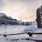 Lago di carezza nel vestito invernale 