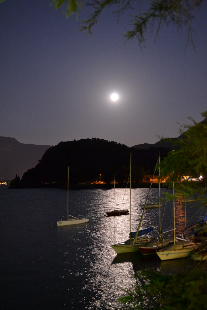 Lago di Como by night