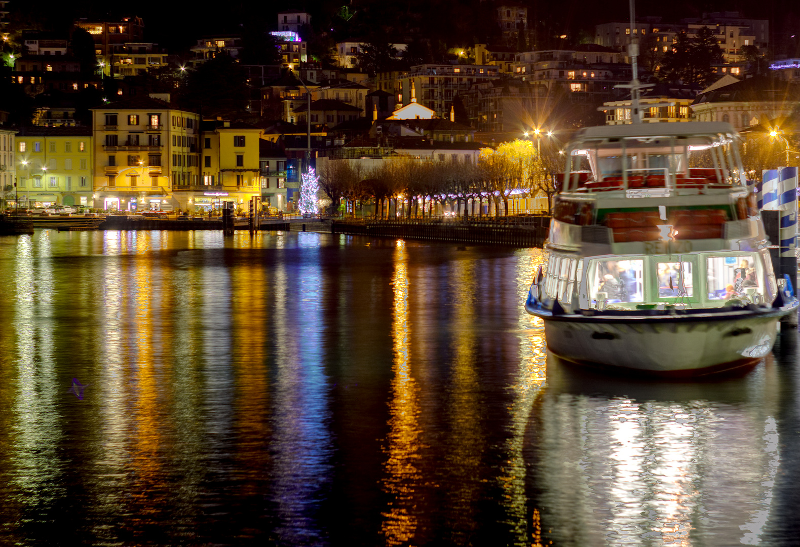 Lago di Como in notturna.