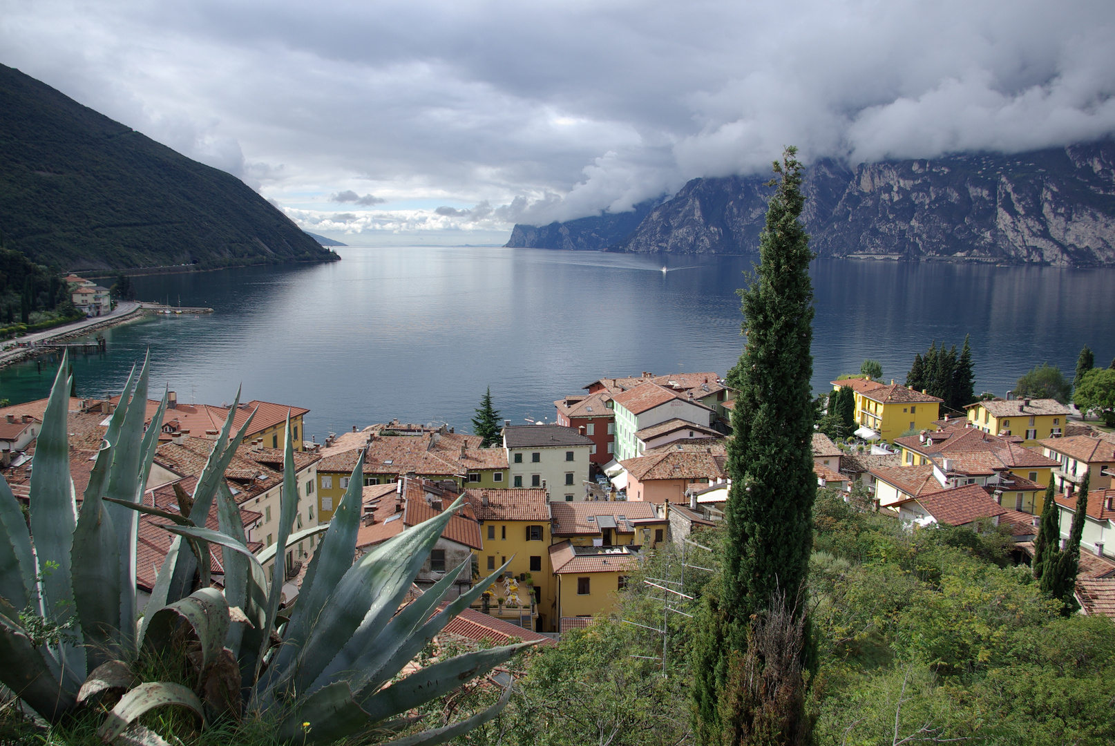 Lago di Garda: Sonniger Blick über Torbole