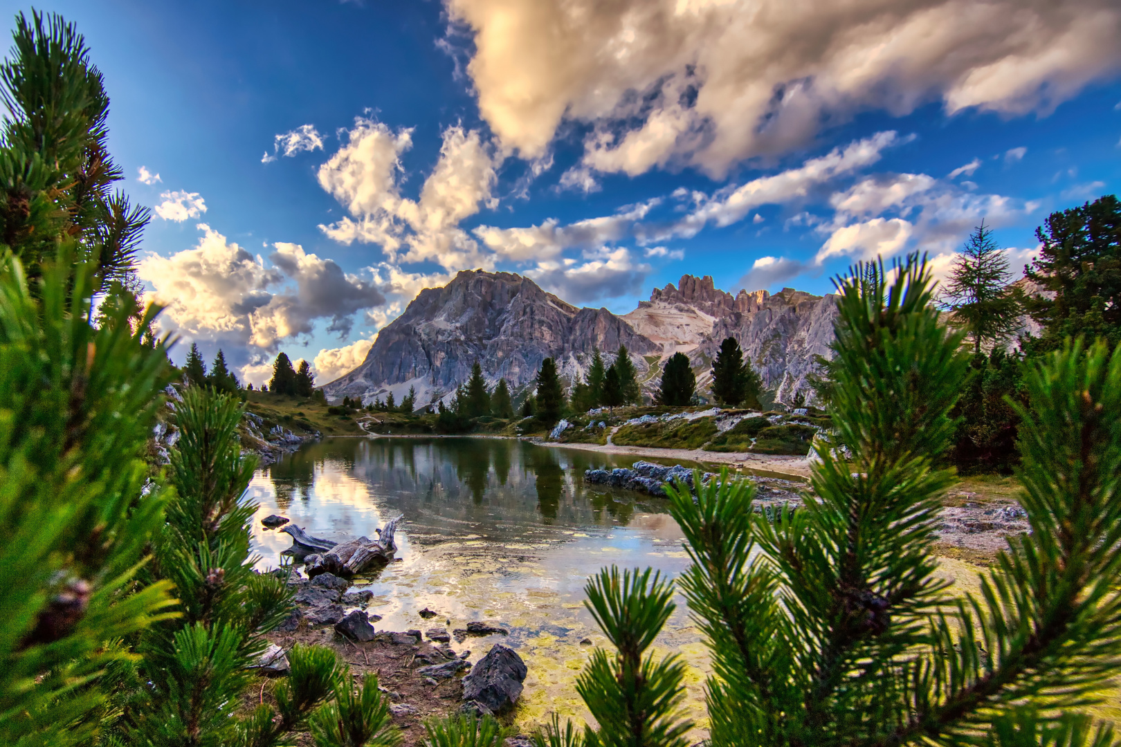 Lago di Limides im Licht der goldenen Stunde.