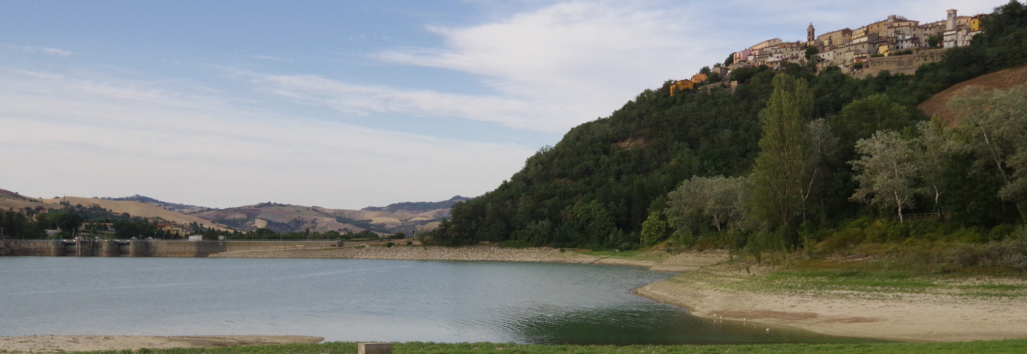 LAGO  DI  MERCATALE  CON IL PAESE  DI  SASSOCORVARO  IN  ALTO  A  DESTRA DELLA  FOTO.