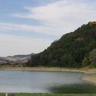 LAGO  DI  MERCATALE  CON IL PAESE  DI  SASSOCORVARO  IN  ALTO  A  DESTRA DELLA  FOTO.