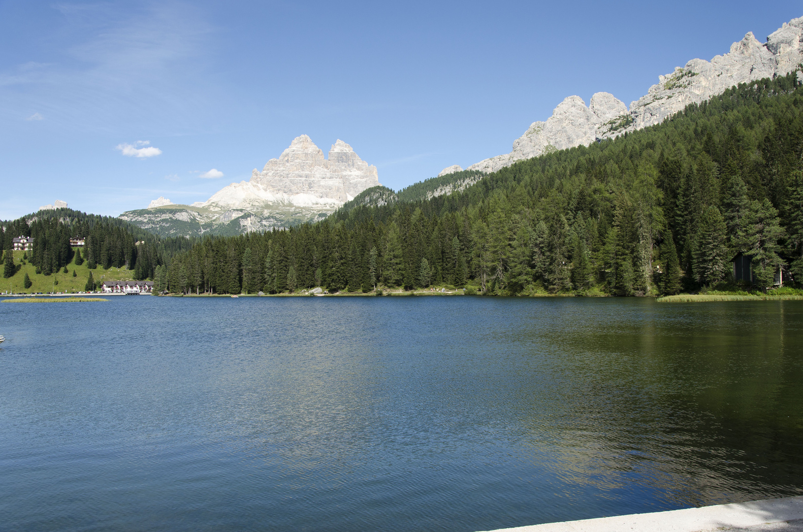 Lago di Misurina alle spalle le Tre cime di Lavaredo