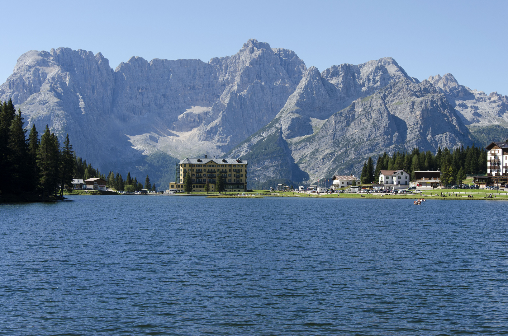 Lago di Misurina sullo sfondo il Sorapis