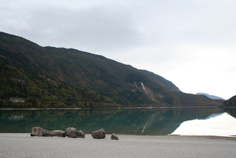 Lago di Molveno in un pomeriggio d'autunno