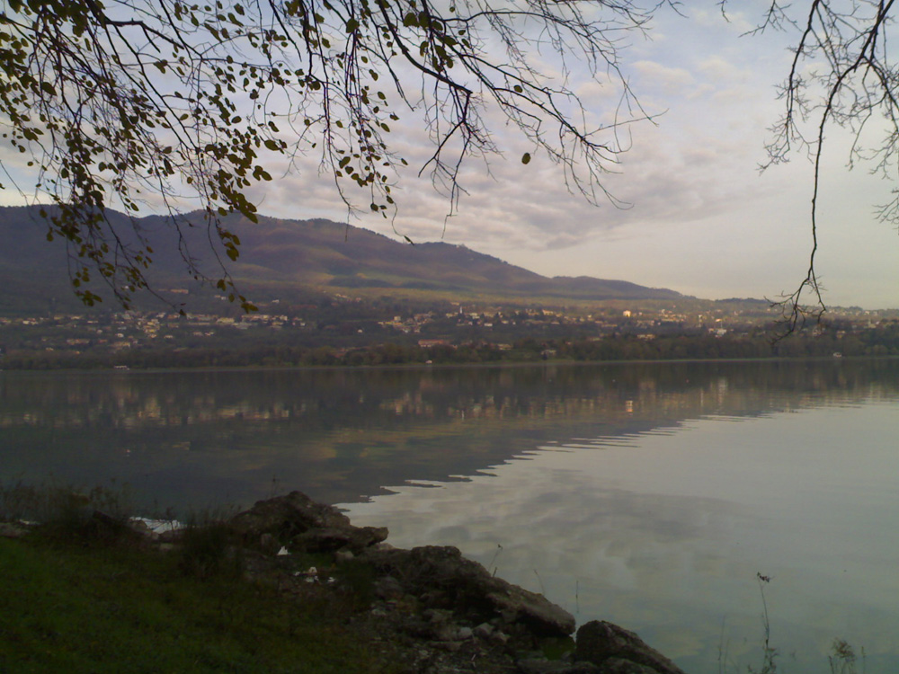 Lago di Varese d'autunno