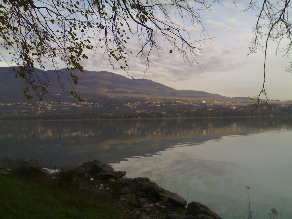 Lago di Varese d'autunno di Olga Shorokhova 