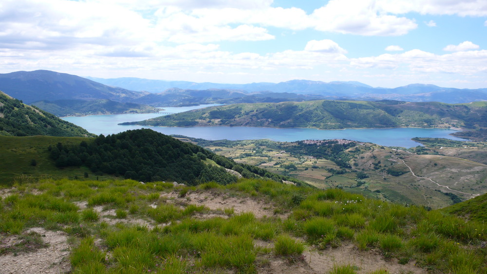 Lago die Campotosto (1420 m ) von der Sella della Lagehetta 1976 m