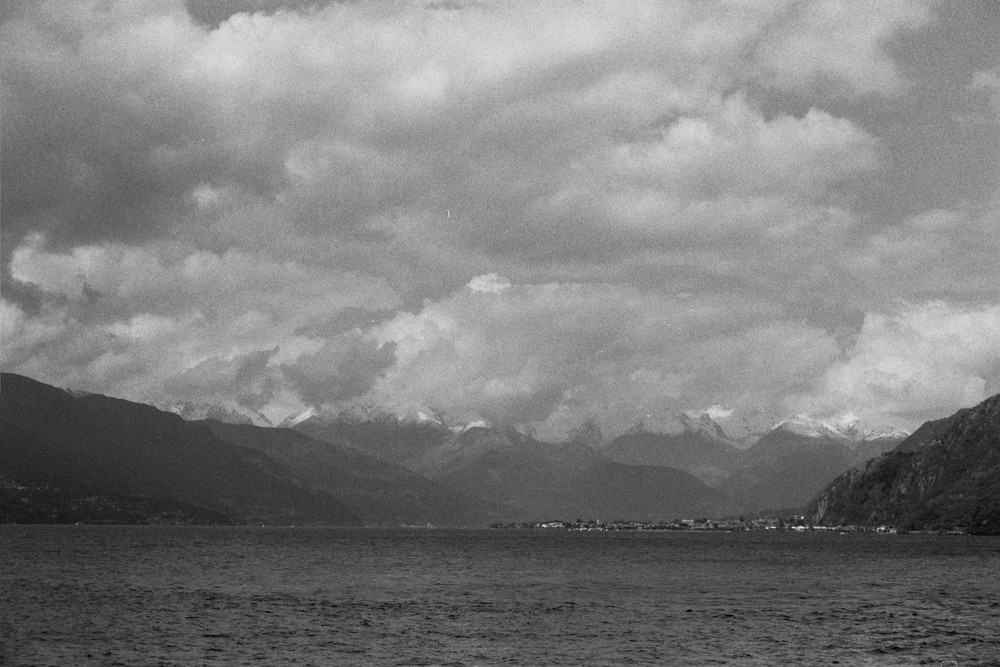 lago e nuvole nel cielo