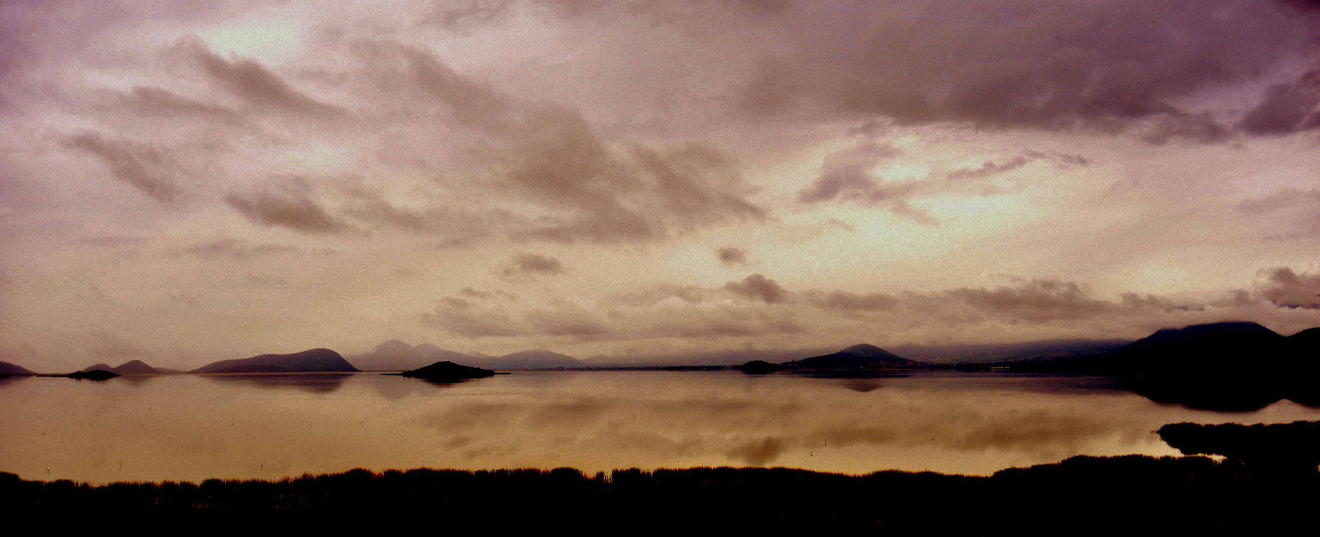 Lago en sepia