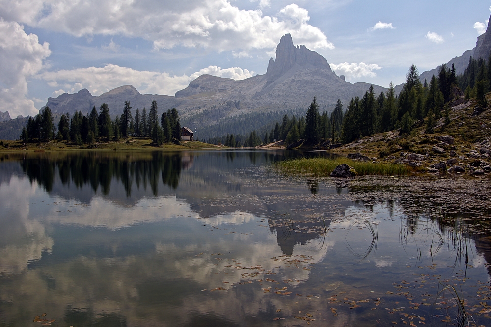 Lago Federa mit Becco di Mezzodi (Dolomiten)