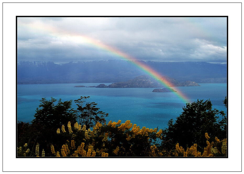 Lago General Carrera mit Regenbogen