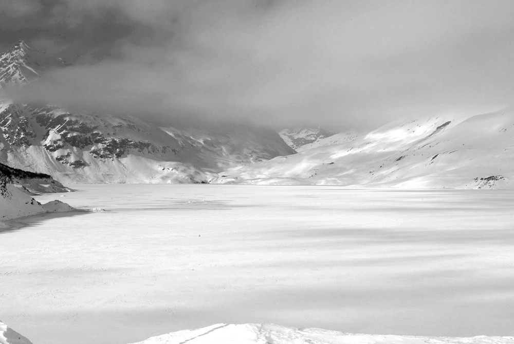 lago ghiacciato bw