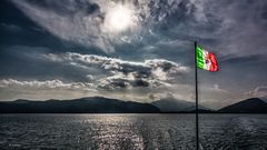 Lago Maggiore con la bandiera italiana