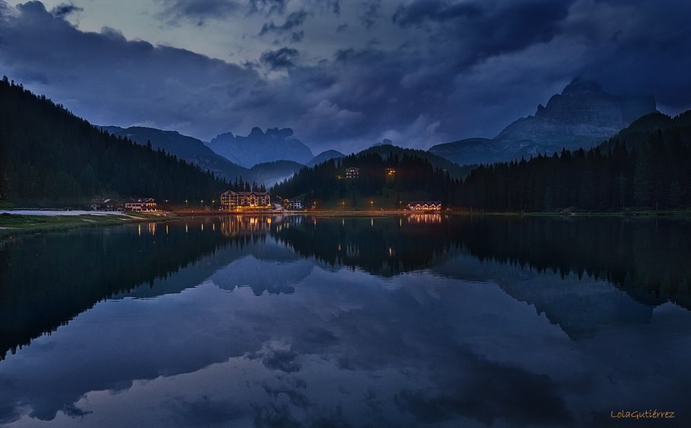 Lago Misurina en la hora azul