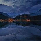 Lago Misurina en la hora azul