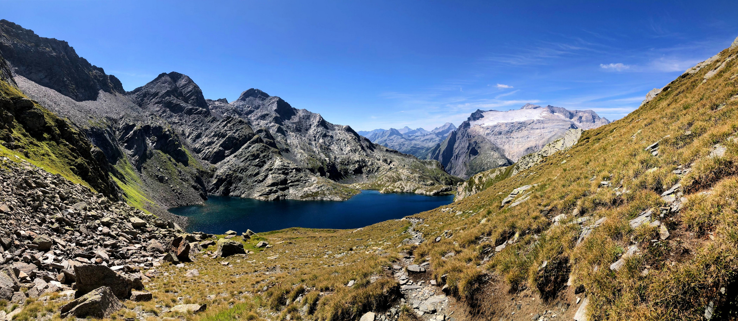 Lago Nero (Blu) e Pizzo Basodino con il suo ghiacciaio, ultimo baluardo dei ghiacciai Ticinesi