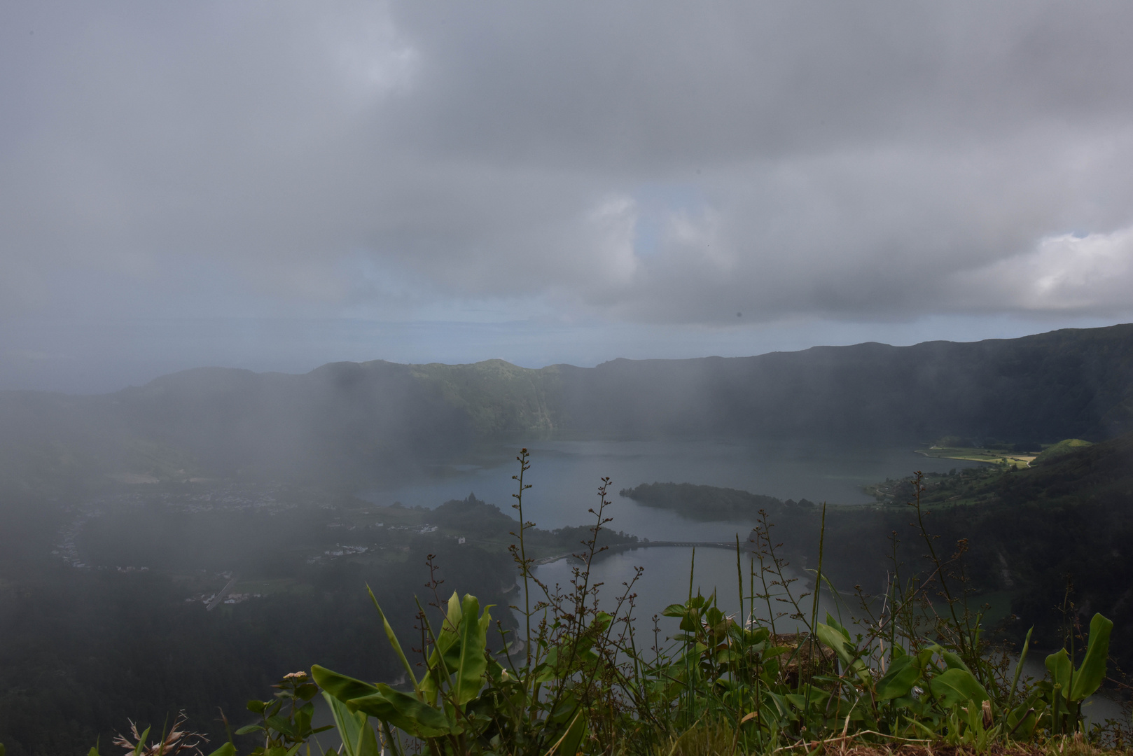 Lagoa Azul im Nebel