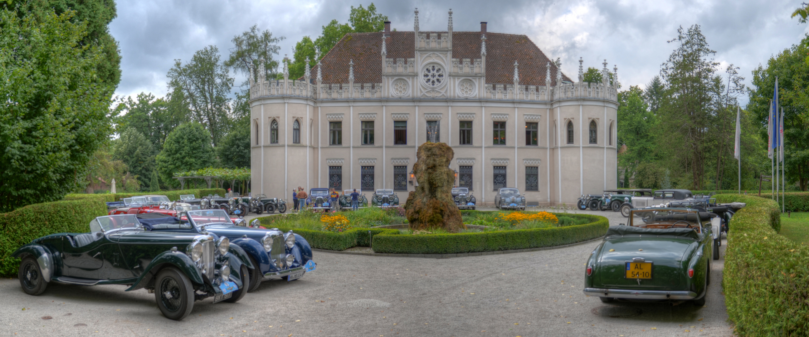 Lagonda Oldtimer vor Reichenschwander Schloss