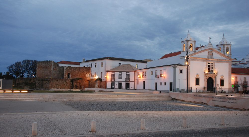 Lagos al tramonto