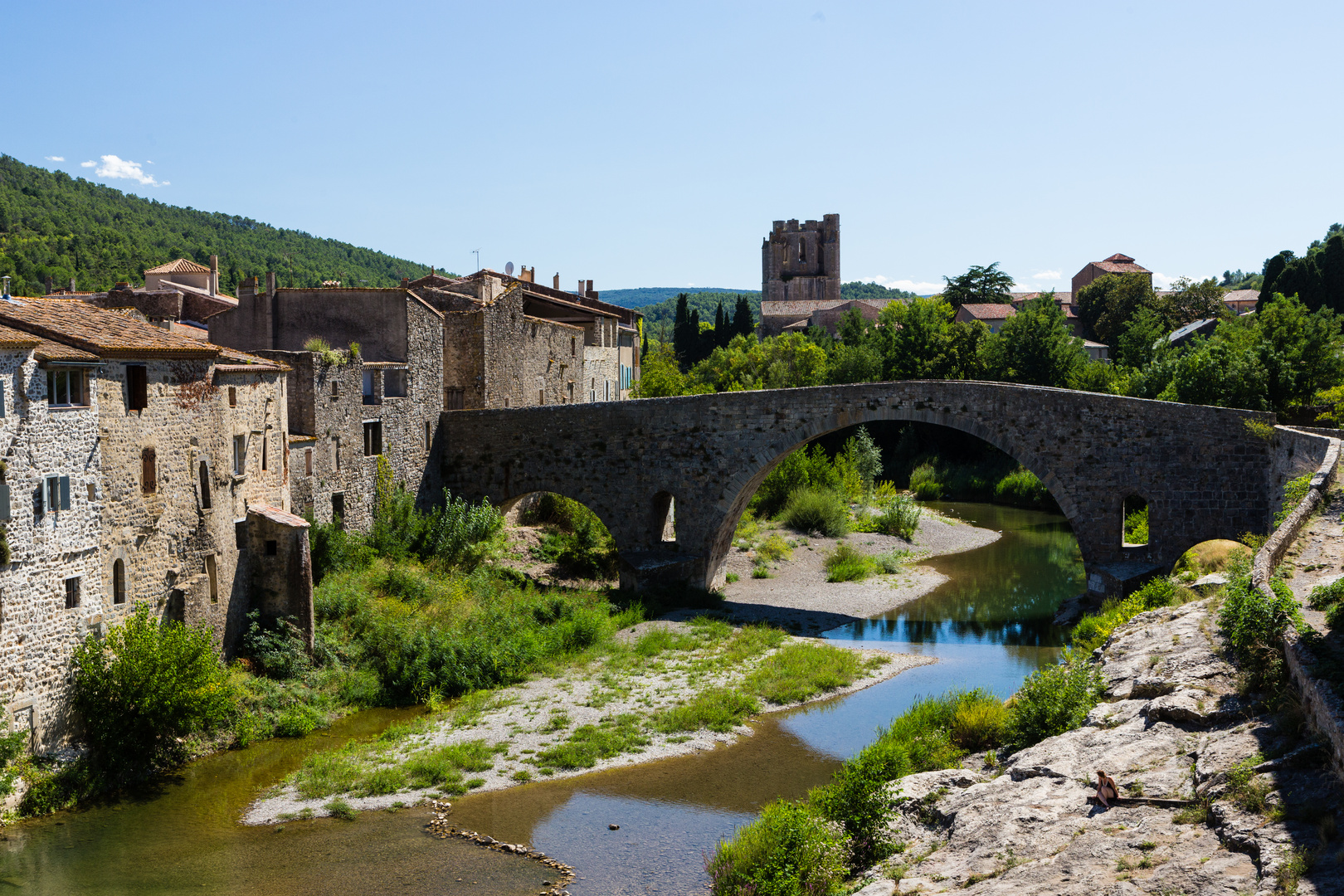 Lagrasse mit Brücke über den Orbieu...