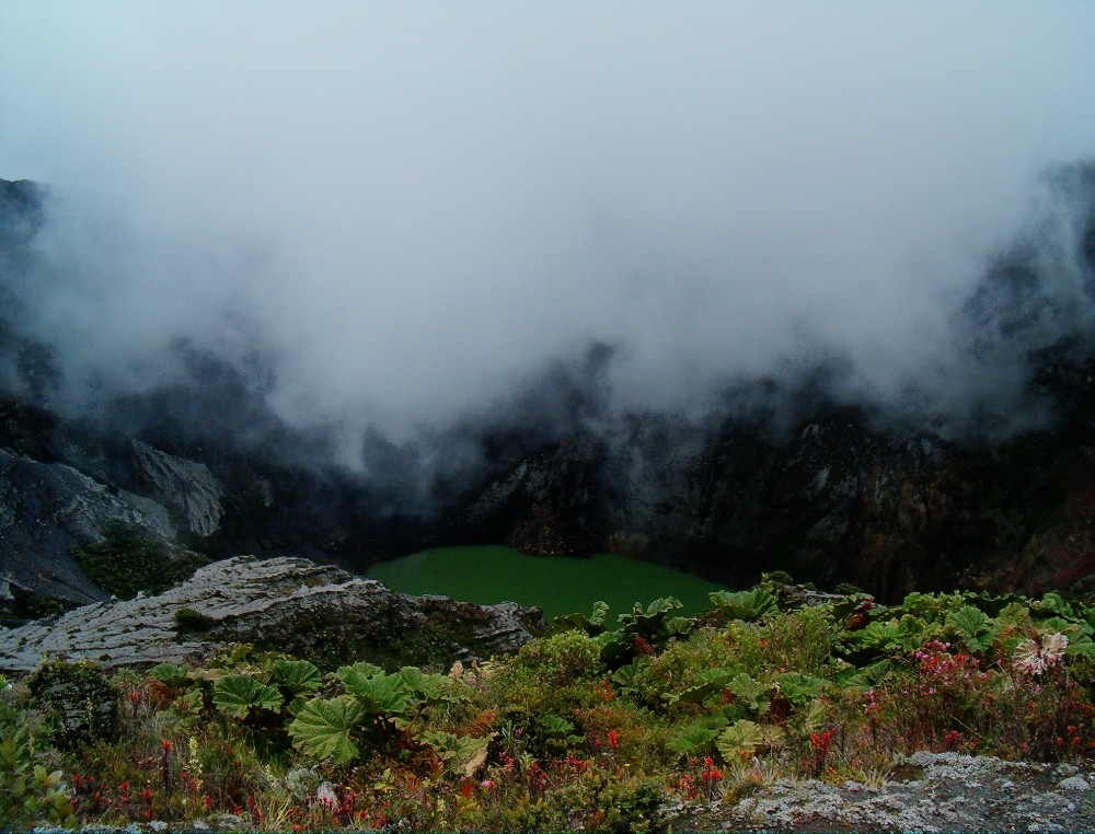 Laguna en cráter