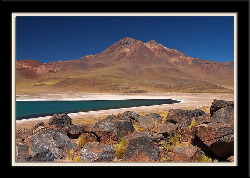 Laguna Miscanti (4.150 m) und Vulkan Miniques (5.910 m)