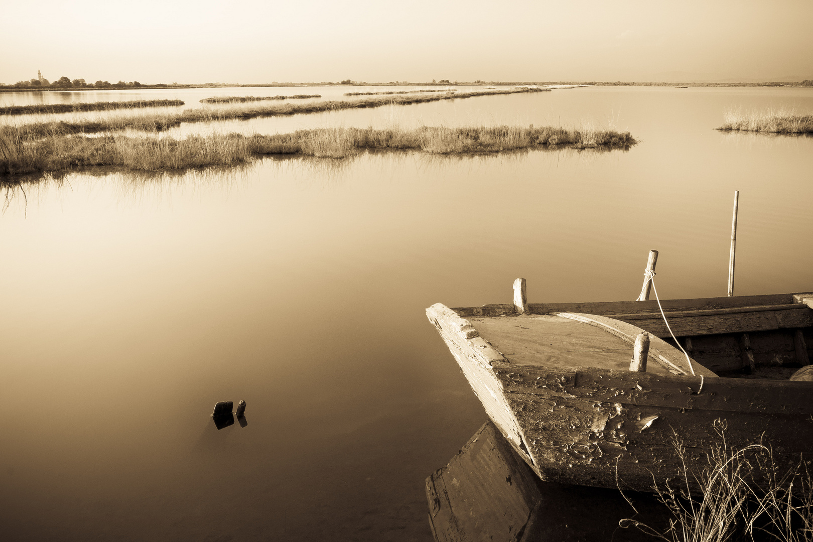 Lagune und Boot, 2011, Italien, www.sebastianfink.fotograf.de