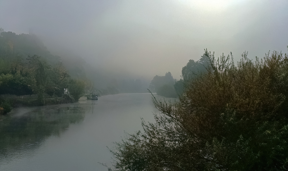 Lahn bei Runkel mit der Lahn-Fähre im Hintergrund