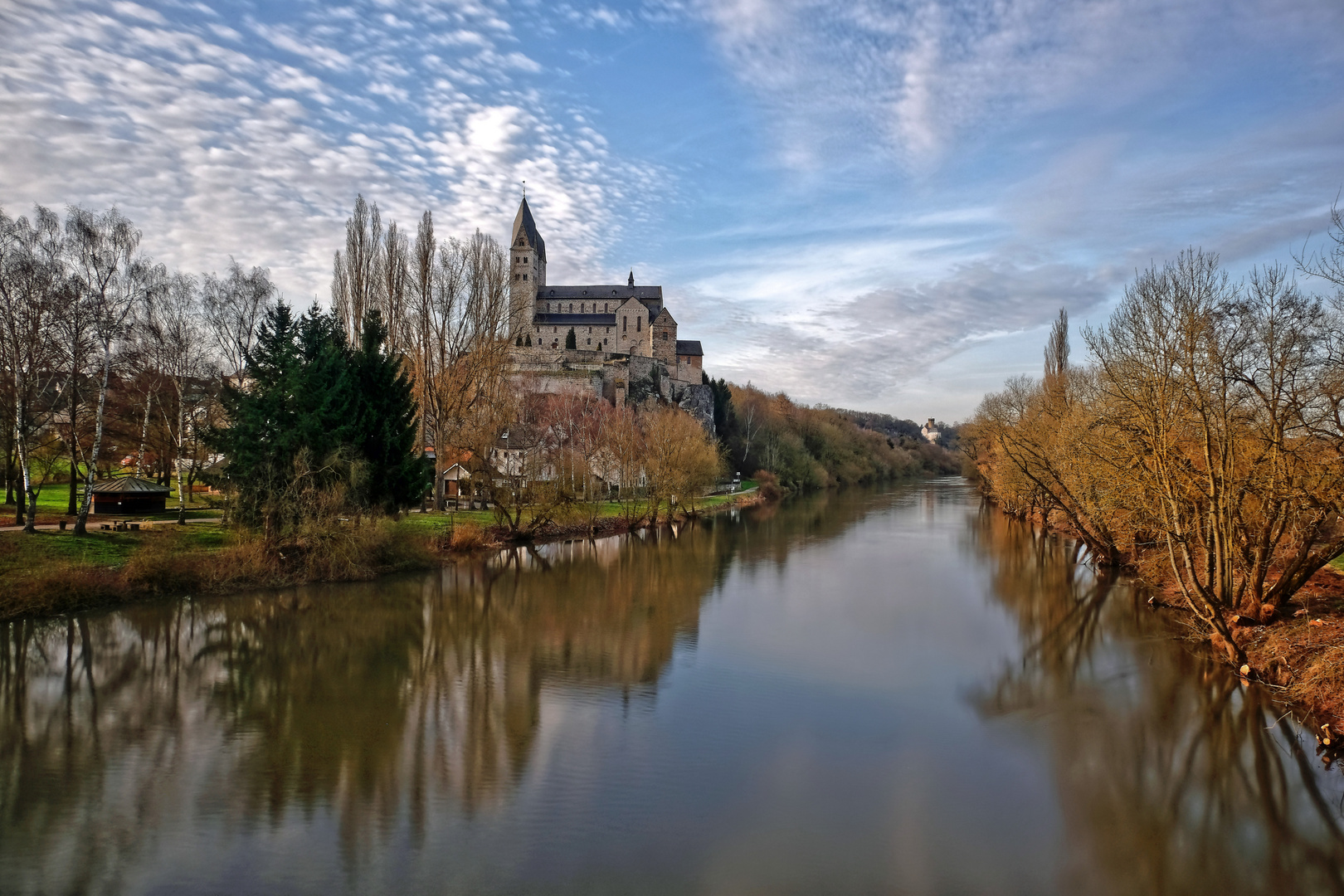 Lahntalidylle zwischen Lubentiusbasilika und Schloss Dehrn 