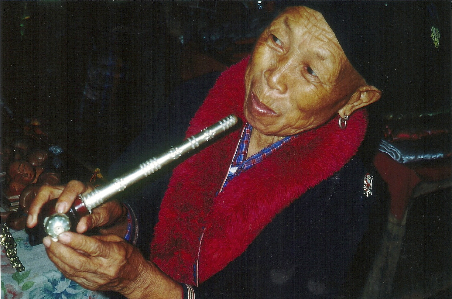 Lahu-Frau "genießt" ein Opiumpfeifchen.