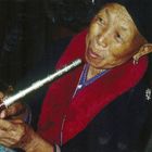 Lahu-Frau "genießt" ein Opiumpfeifchen.