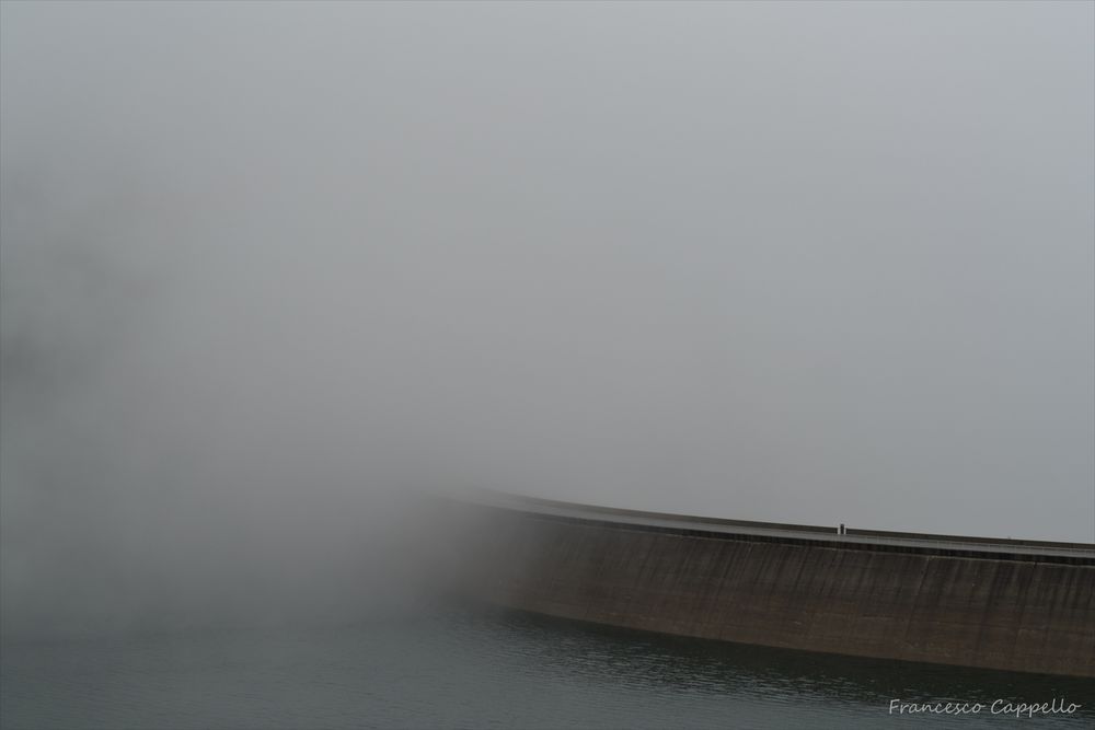 Lai da Sontga Maria im Nebel