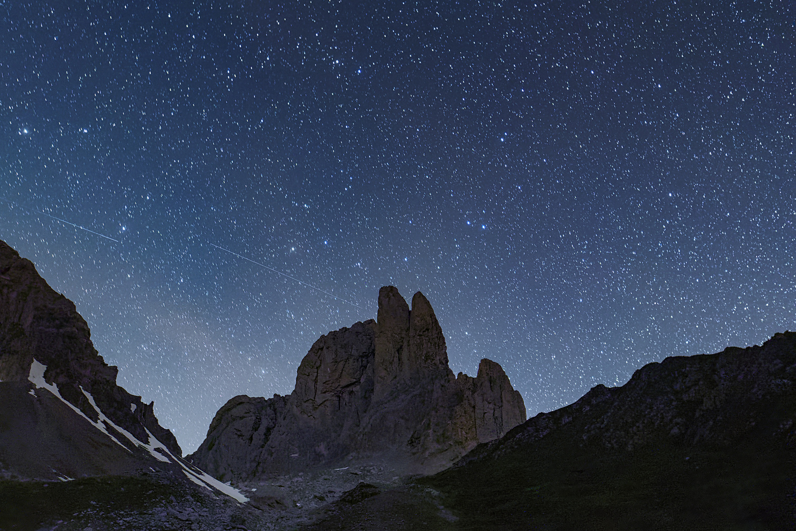 L'Aiguille d'Ansabère dans sa robe nocturne