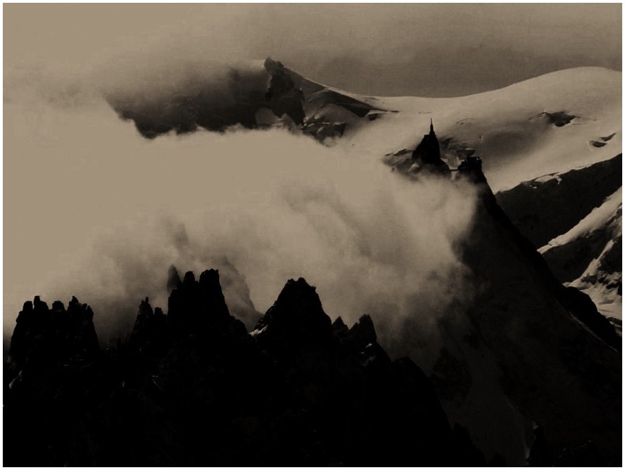 L'Aiguille du Midi dans la brume