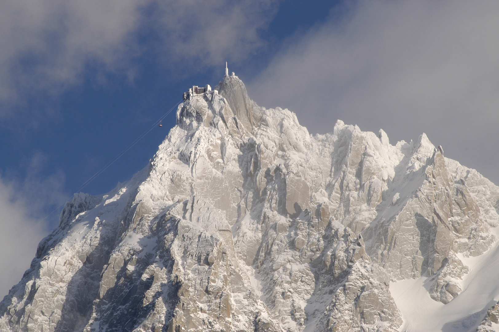 L'aiguille du midi givrée dans le coucher de soleil