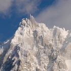 L'aiguille du midi givrée dans le coucher de soleil