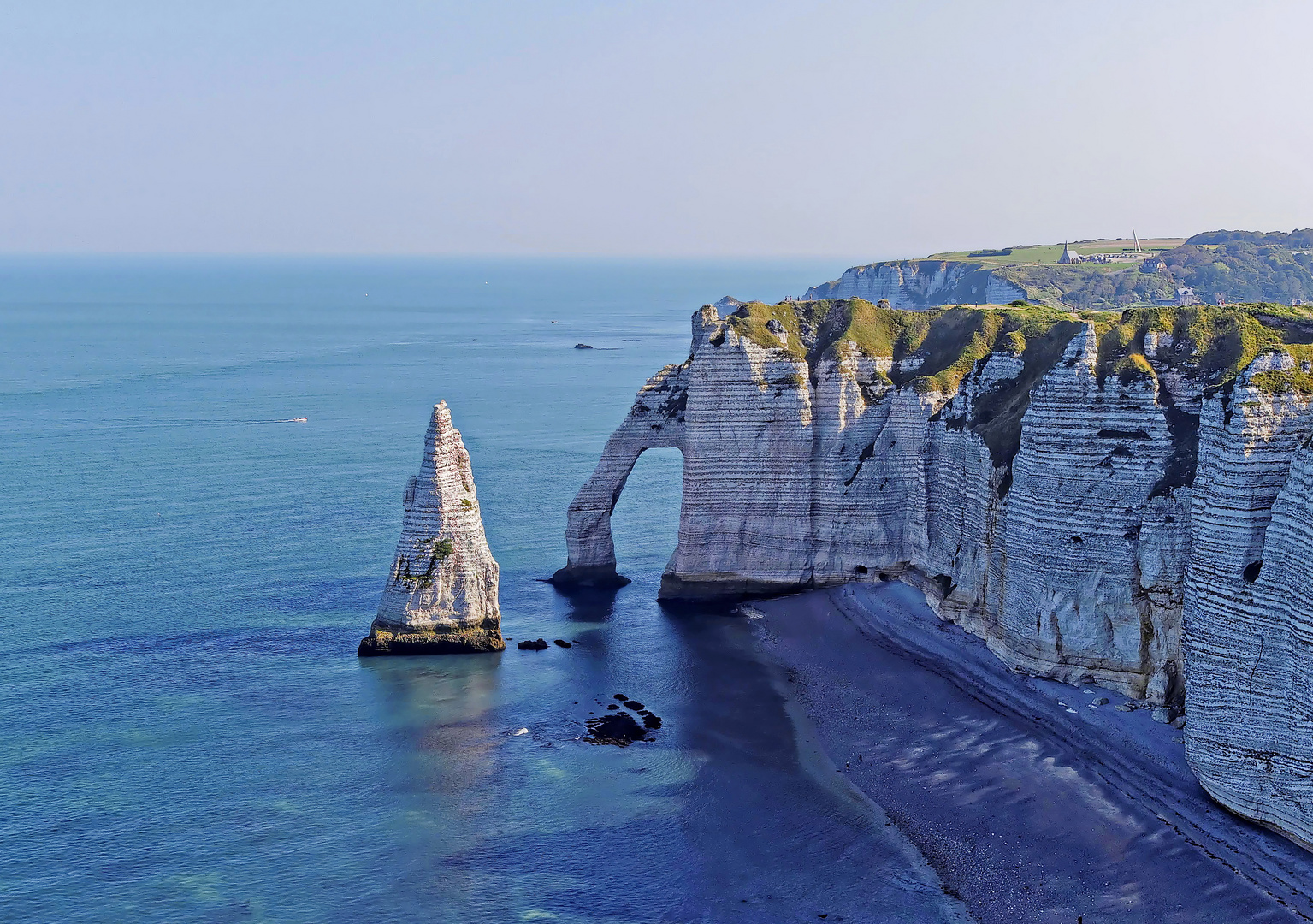 L'Aiguille et l'Arche des falaises d'Etretat.