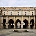 L’aile Ouest vue de l’intérieur du Cloître de Condom