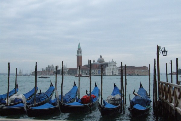 laisse les gondoles a Venise