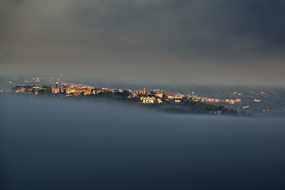 Lajatico-Stadt in den Wolken