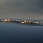 Lajatico-Stadt in den Wolken