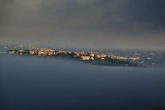 Lajatico-Stadt in den Wolken