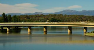 Lake Burley Griffin und die Kings Avenue in Canberra