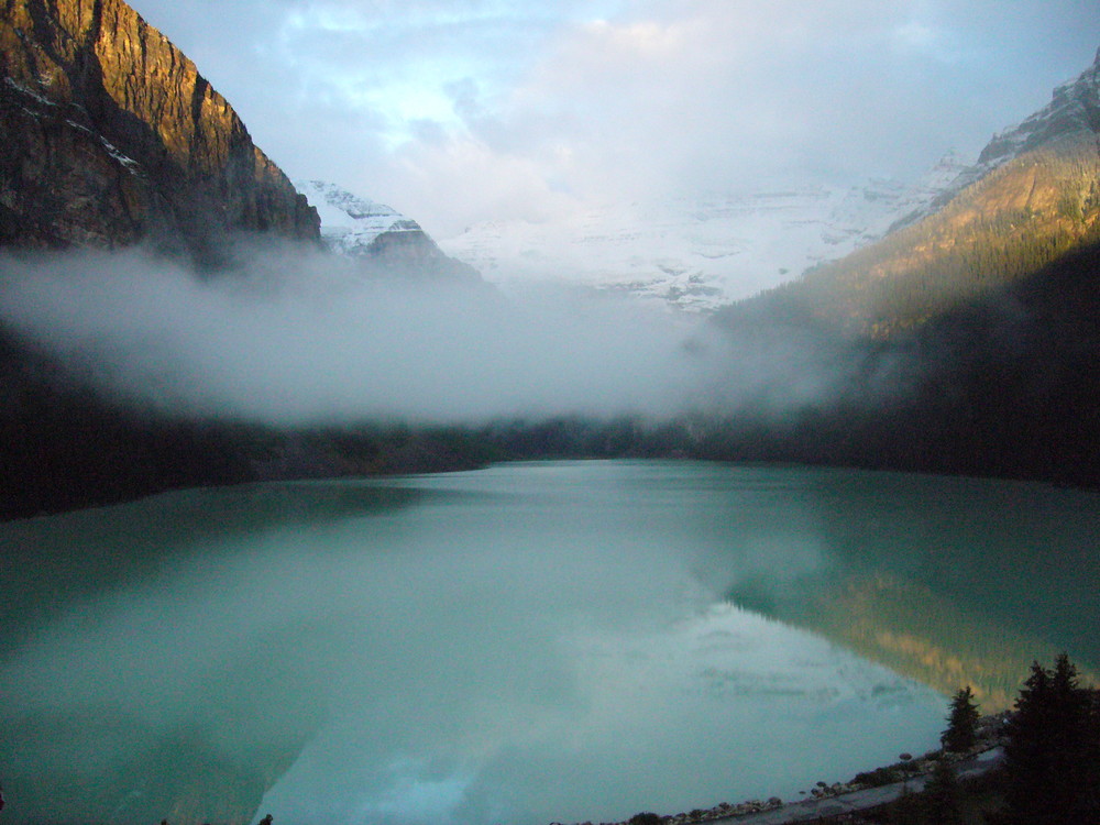 Lake Louise da una finestra