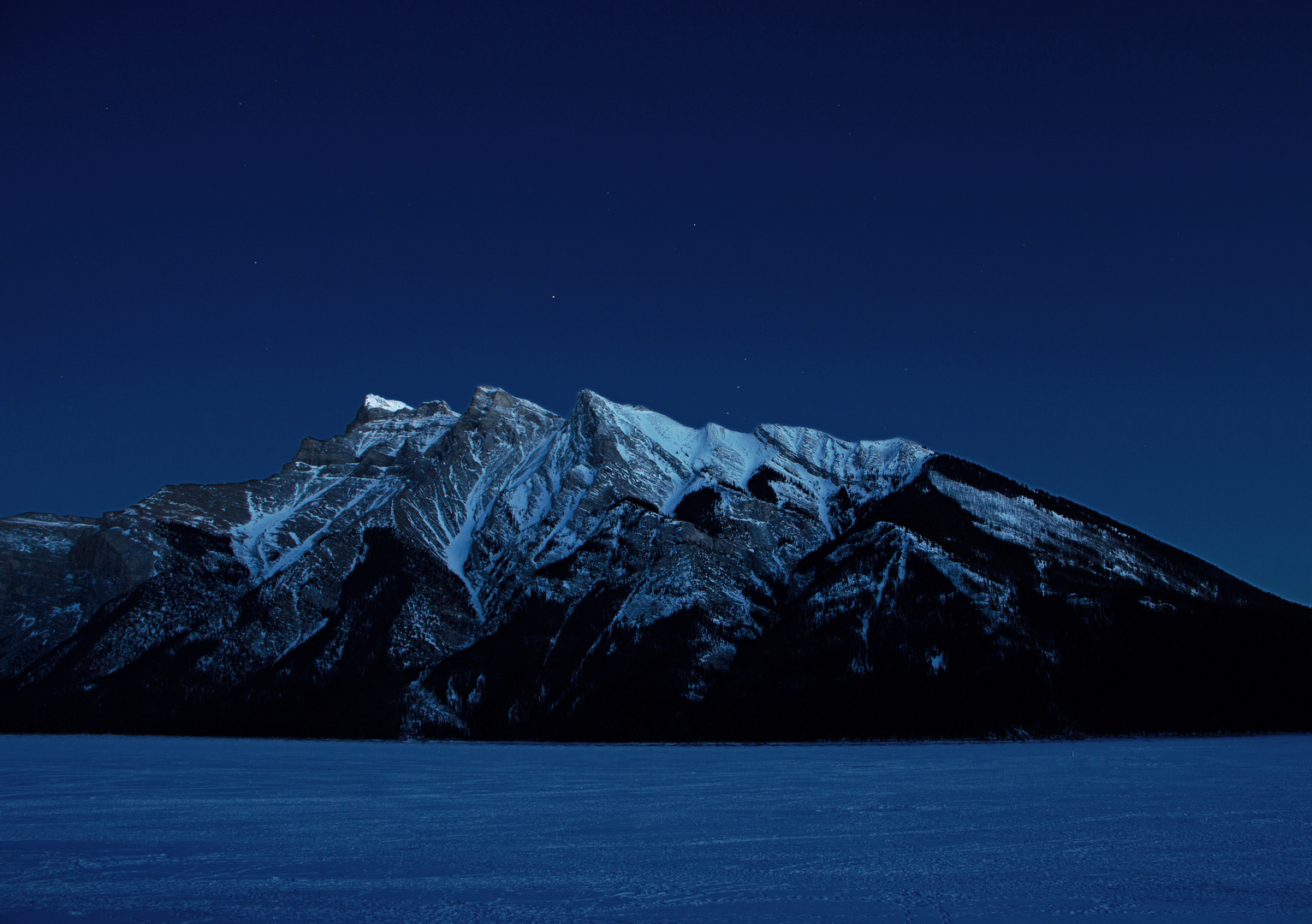 Lake Minnewanka in der blauen Stunde