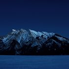 Lake Minnewanka in der blauen Stunde