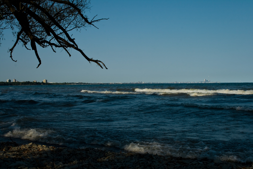 Lake Ontario und am Horizont die Skyline von Toronto