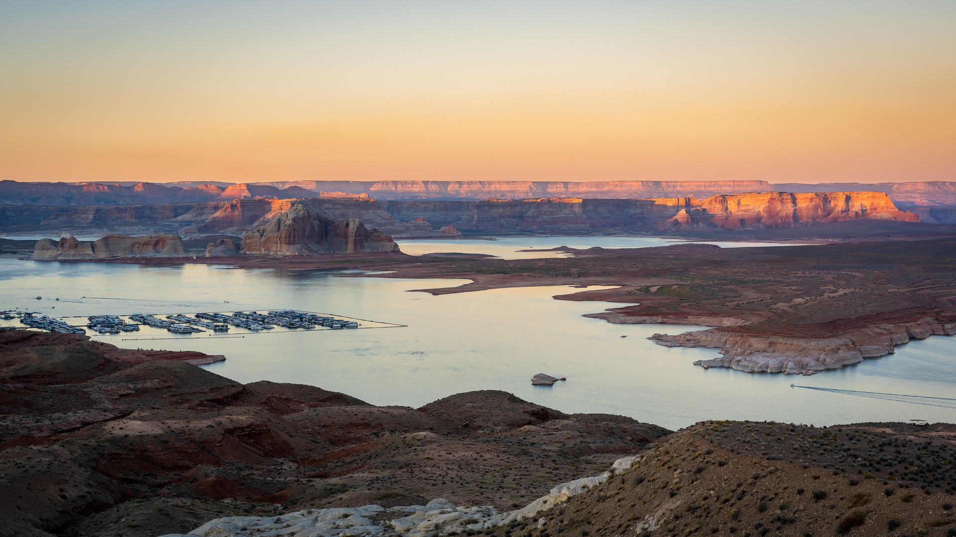 Lake Powell & Wahweap Marina at sunset (USA)